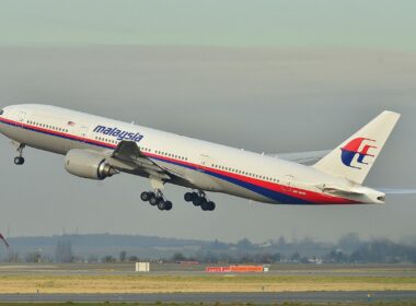 1-2-1200px-boeing_777-200er_malaysia_al_mas_9m-mro_-_msn_28420_404_9272090094.jpg