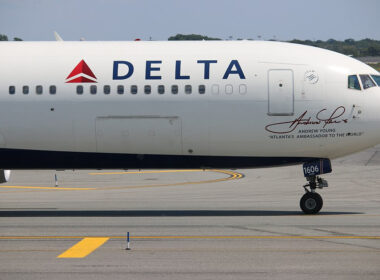 1080px-delta_airlines_plane_nose_quintin_soloviev_-_qfs_aviation.jpg