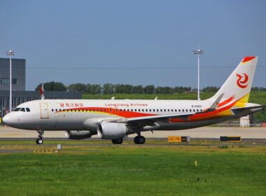 1080px-longjiang_airlineslj_a320b-8980_at_harbin_taiping_airport-hrb.jpg