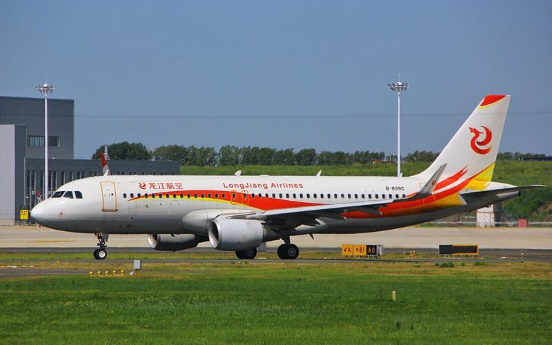 1080px-longjiang_airlineslj_a320b-8980_at_harbin_taiping_airport-hrb.jpg