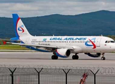 1200px-airbus_a320-214_ural_airlines_an2321487.jpg