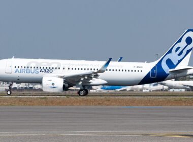 1200px-airbus_a320neo_landing_03.jpg