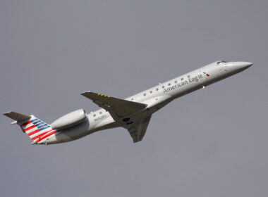 1200px-american_eagle_embraer_erj-145_n652rs.jpg