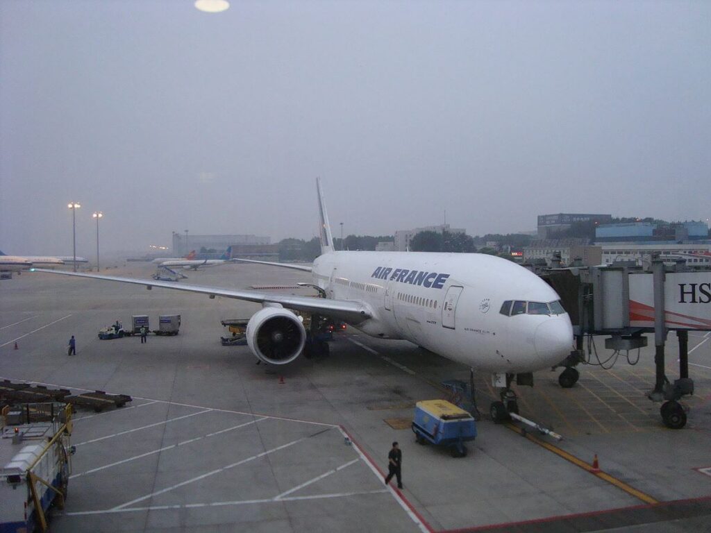 1200px-boeing_b777-200er_of_air_france_at_beijing_capital_airport-1.jpg