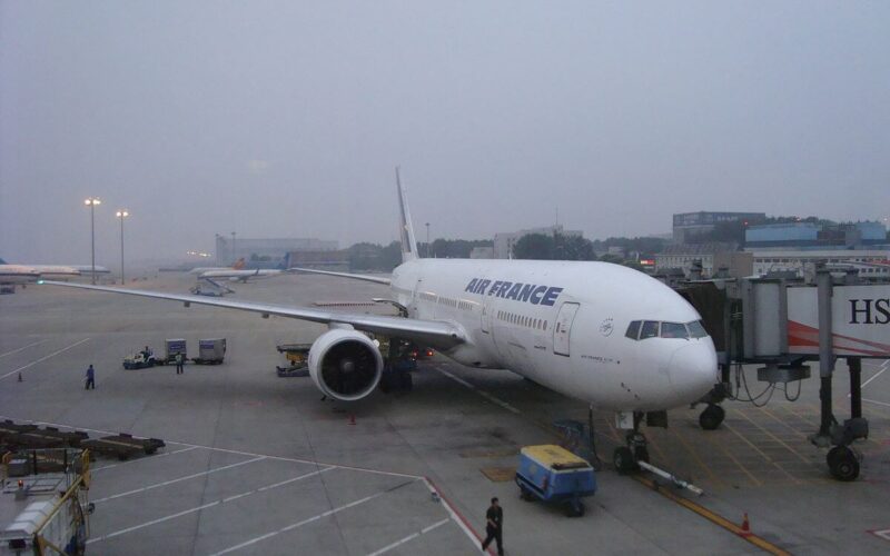 1200px-boeing_b777-200er_of_air_france_at_beijing_capital_airport-1.jpg