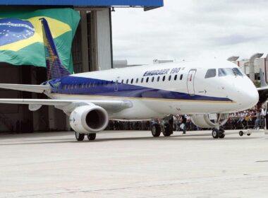 1200px-embraer_190_1-1.jpg