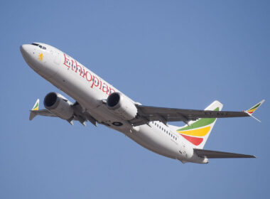 1200px-ethiopian_airlines_et-avj_takeoff_from_tlv_46461974574_3.jpg