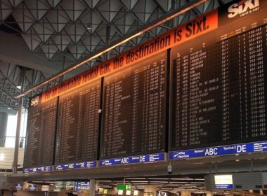 1200px-information_panel_terminal_1_at_frankfurt_airport.jpg