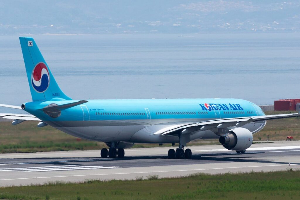 1200px-korean_air_a330-300_hl8003_18178751689.jpg