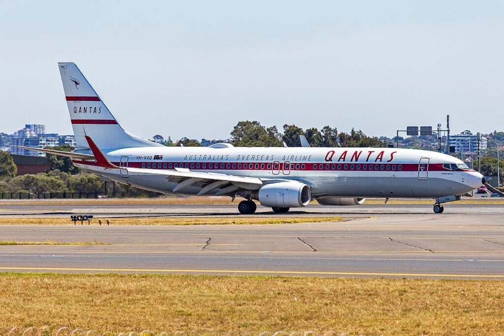 1200px-qantas_vh-vxq_boeing_737-838wl__retro_roo_ii__taxiing_at_sydney_airport_2.jpg