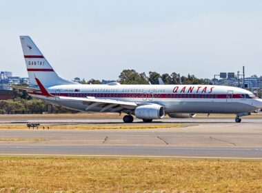 1200px-qantas_vh-vxq_boeing_737-838wl__retro_roo_ii__taxiing_at_sydney_airport_2.jpg