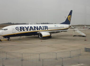 1200px-ryanair_738_ei-dhx.jpeg