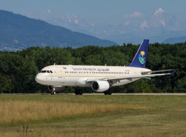 1200px-saudi_arabian_airlines_airbus_a320-214_hz-asc_20122306740.jpg