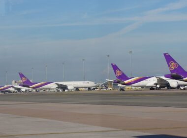 1200px-thai_airways_aircraft_line_up_at_bangkok_suvarnabhumi_airport.jpg