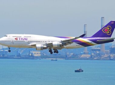 1200px-thai_airways_international_boeing_747-400_hs-tgo@hkg04.08.2011_615gp_6207799792.jpg