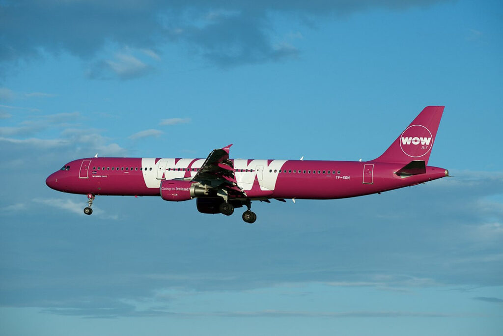 1200px-wow_air_airbus_a321-200_tf-son_28772136905.jpg