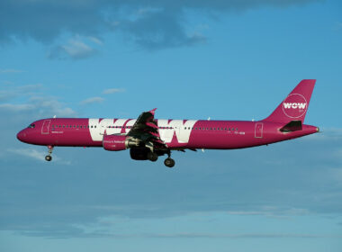 1200px-wow_air_airbus_a321-200_tf-son_28772136905.jpg