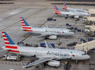 1280px-american_airlines_aircraft_at_phx_n657aw_n837aw_n604aw_n845nn_-_quintin_soloviev.jpg