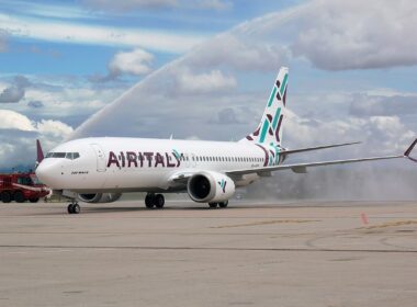 1280px-ei-gfy_air_italy_b737_max_8_limc.jpg