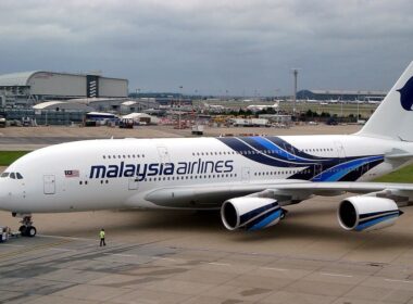 1280px-malaysia_airlines_a380-841_9m-mna_pushback_at_london_heathrow_airport-3.jpg