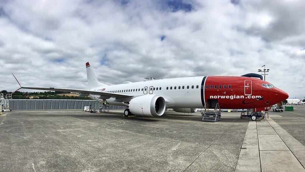 1280px-norwegian_air_international_boeing_737-8_max_ei-fya_1.jpg