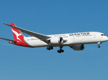 1280px-qantas_boeing_787-9_vh-zna_40626785014.jpg