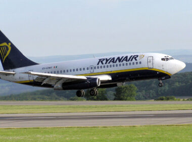 1280px-ryanair.b737-200.ei-cnv.bristol.arp-1.jpg