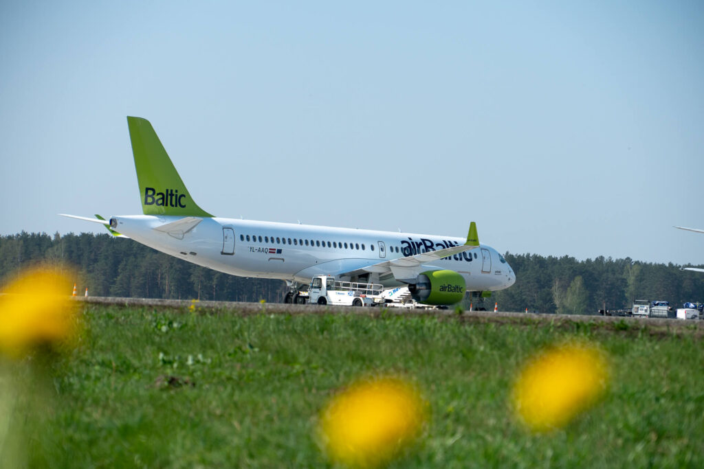 2019_04_27_airbaltic_17th_a220-300_1.jpg