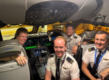 VH-ZNC Qantas Dreamliner flight crew