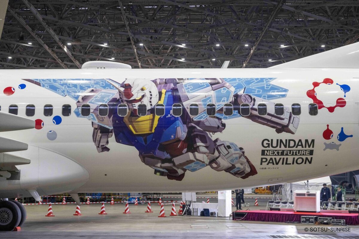 Japan Airlines Boeing 737 800 JAL GUNDAM JET