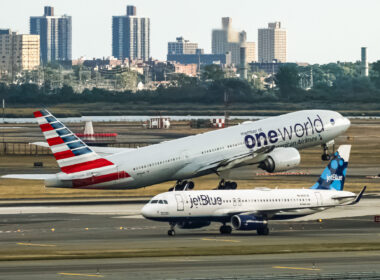 American Airlines Boeing 777 taking off from John F. Kennedy International Airport with the jetBlue Airbus A320 taxing behind it