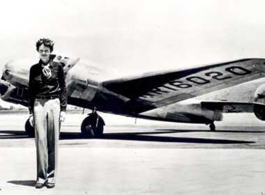 2048px-Amelia_Earhart_-_GPN-2002-000211