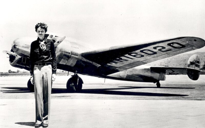 2048px-Amelia_Earhart_-_GPN-2002-000211