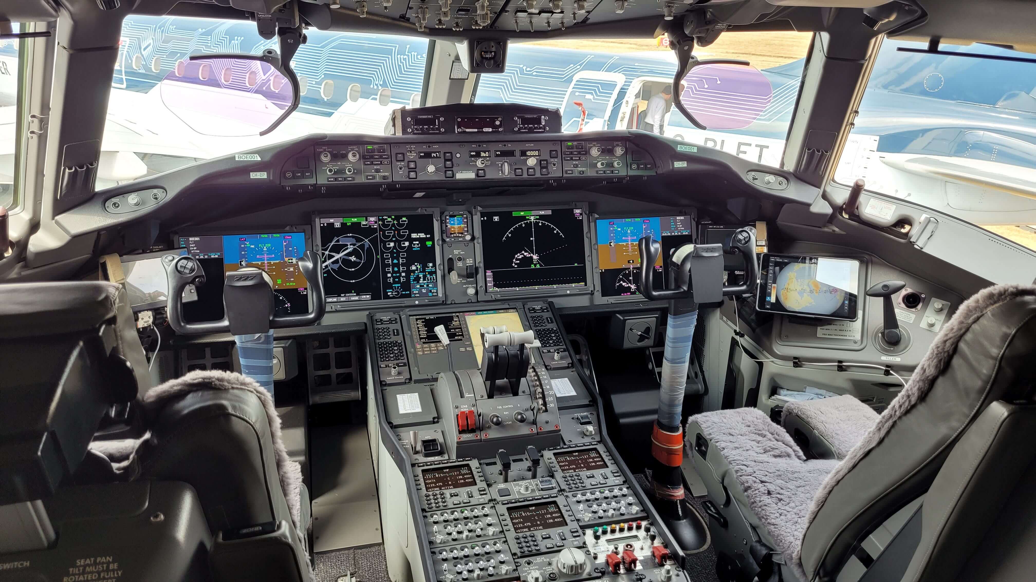 777X test aircraft flight deck at Farnborough 