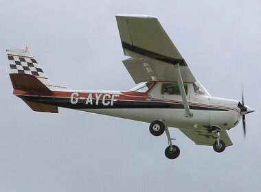 800px-cessna.fa150k.g-aycf.arp_.jpg