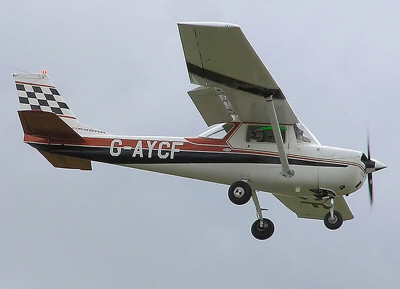 800px-cessna.fa150k.g-aycf.arp_.jpg