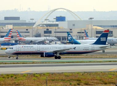 American Airlines Airbus A321 and a shuttle bus crash on the taxiway at LAX