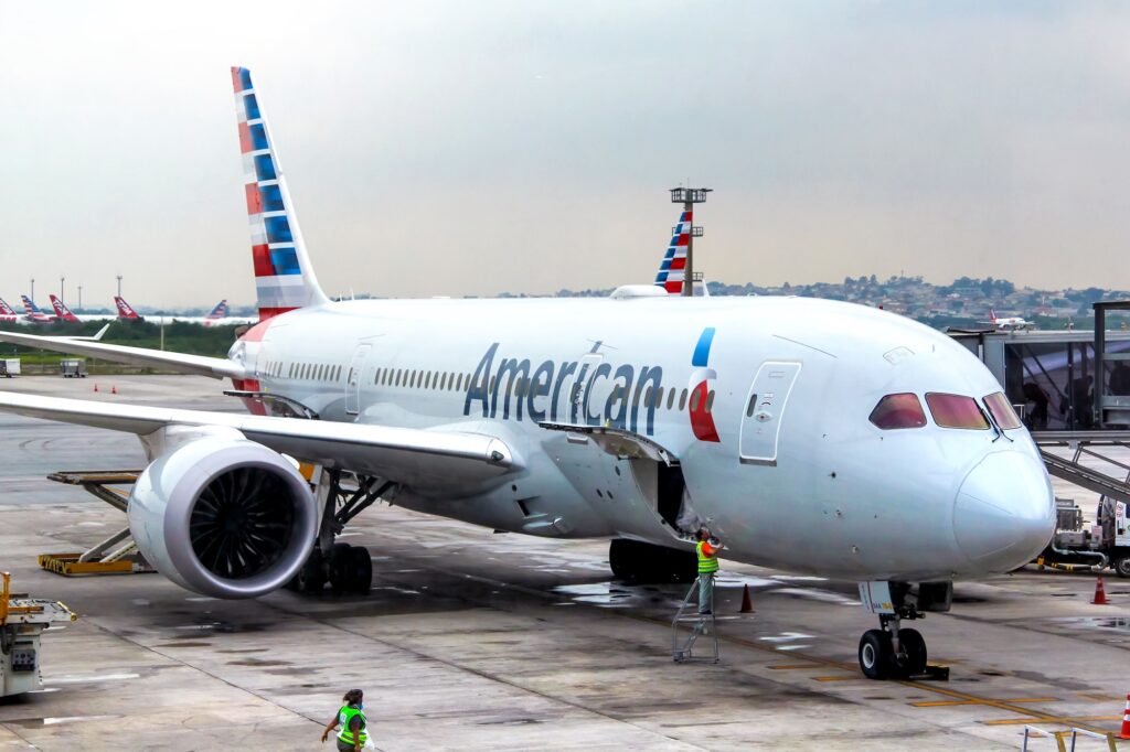 American Airlines pushed by record revenues in Q4 2022 announced a full year profit