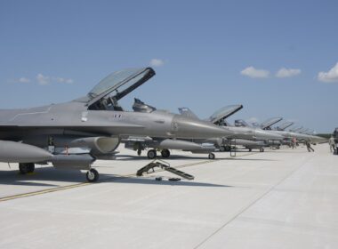 F-16s aligned in a USAF base