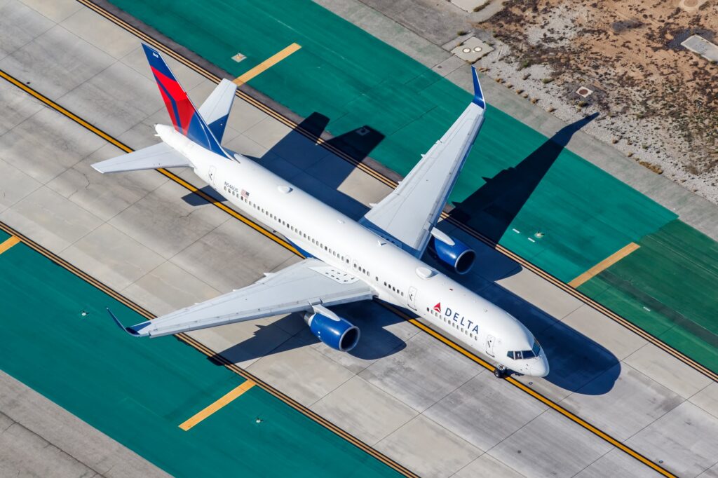 A Delta Air Lines Boeing 757 and Aeromexico Boeing 737 was involved in a ground collision between two taxiways at MEX