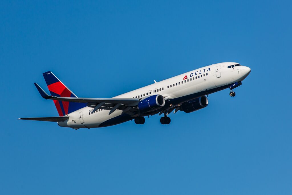 Delta Boeing 737 flyinf from Edinburgh to New York JFK makes emergency landing after flames were seen on a wing