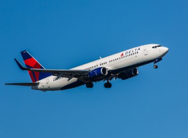 Delta Boeing 737 flyinf from Edinburgh to New York JFK makes emergency landing after flames were seen on a wing