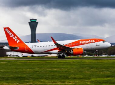 Easyjet Landing at Edinburgh Airport