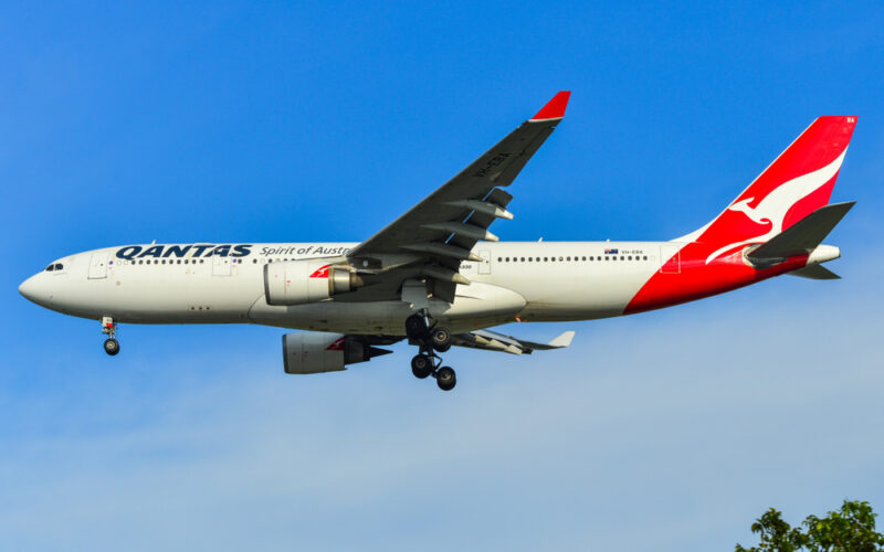 Singapore,-,Mar,27,,2019.,Qantas,Vh-eba,(airbus,A330-300),Landing