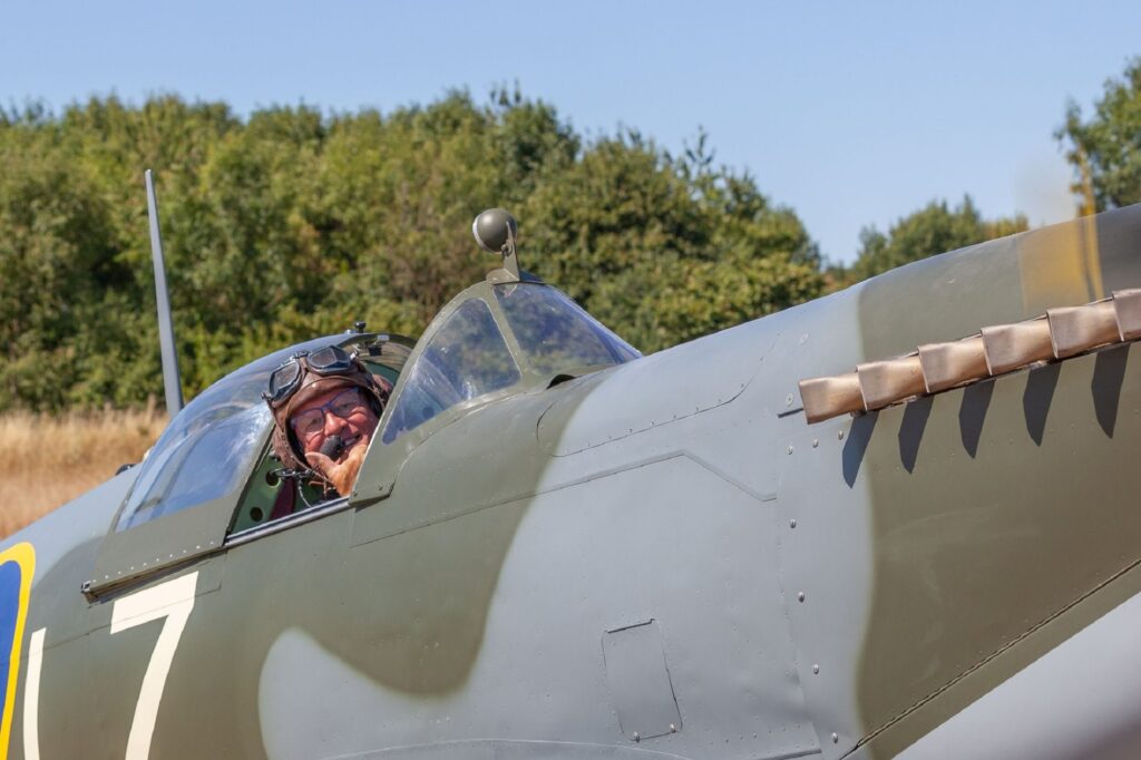 Spitfire pilot dies