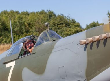 Spitfire pilot dies