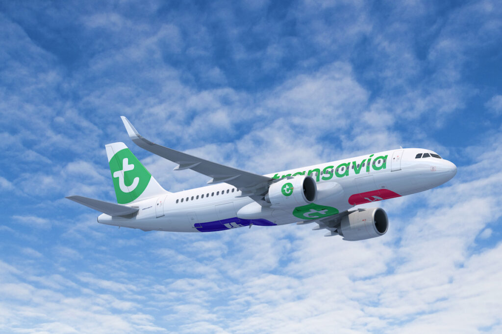 TRANSAVIA_A320NEO_WITH_BACKGROUND_(C)_AIRBUS_FOR_AIR_FRANCE_KLM