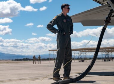 USAF F-35 pilot refuels his fighter