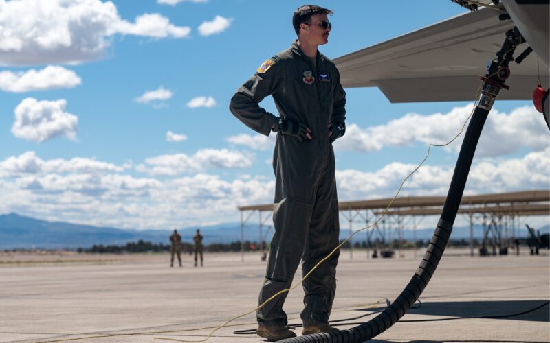 USAF F-35 pilot refuels his fighter