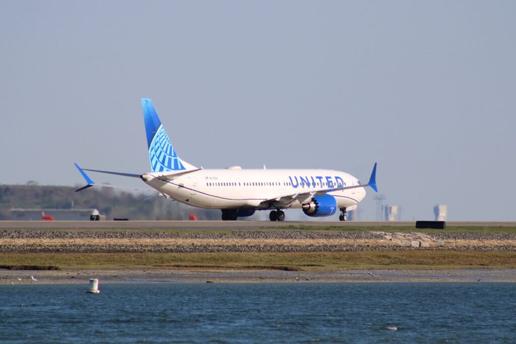 United Airlines Boeing 737 MAX landed on the rungway at PIT as the crew failed to distinguish between two parallel runways